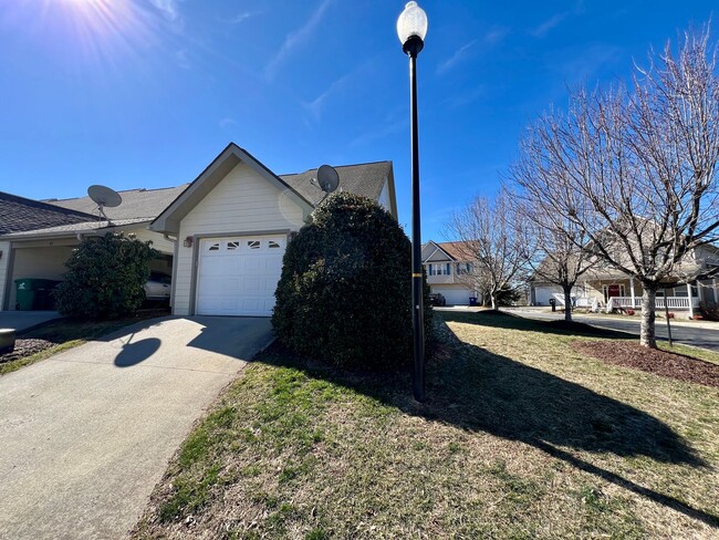 Building Photo - 3-Bed, 3-Full Bath, End Unit, 1-Car Garage!