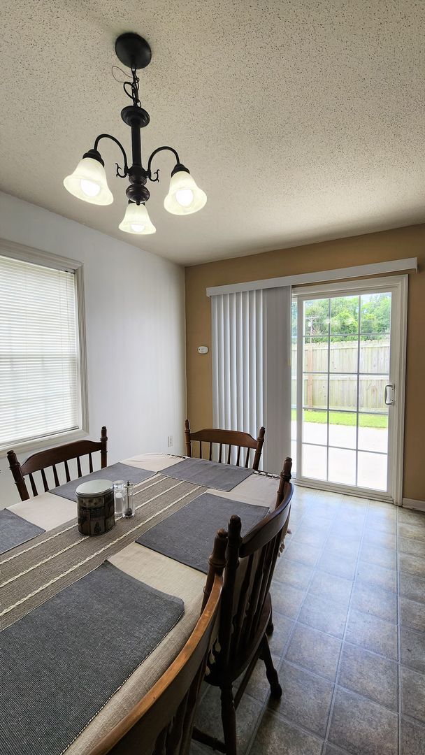 Building Photo - Beautiful 3 bed 2 1/2 bath townhome in a g...