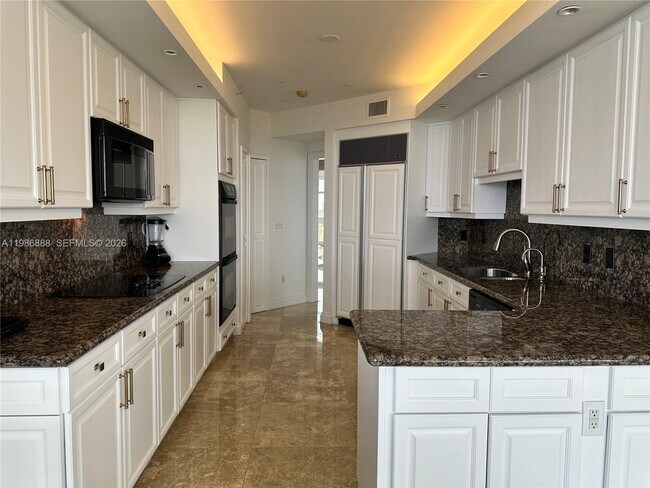 Building Photo - 6051 N Ocean Dr