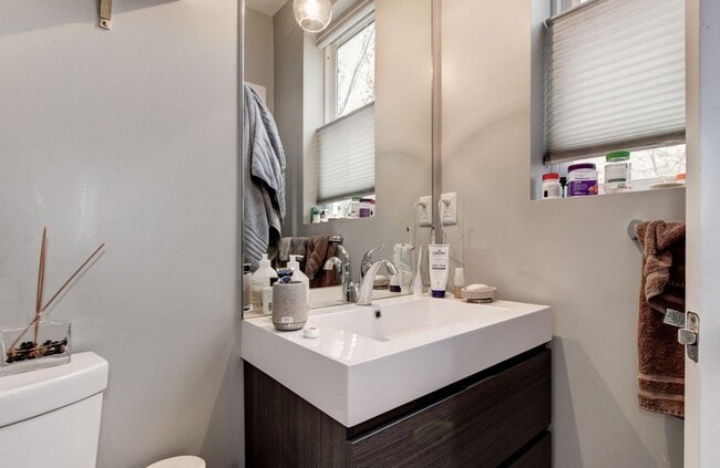 Building Photo - Stunning premium corner Townhome condo in ...