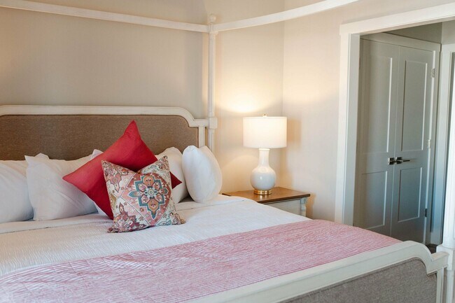 Building Photo - Short term lease options! Spacious Condo in Washington