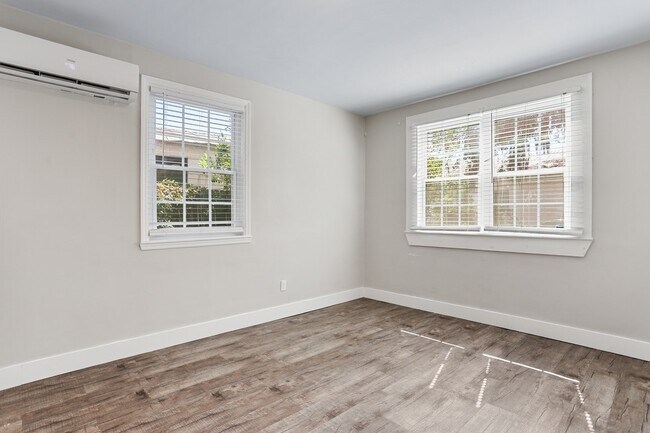 Building Photo - 2030 E 50th St