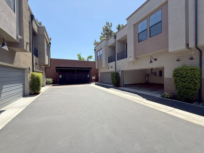 Building Photo - Modern Live/Work Loft In Sought After Depo...