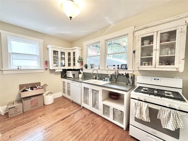 Building Photo - 4409 Blossom St