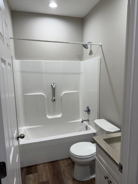 Building Photo - 842 E 8th St