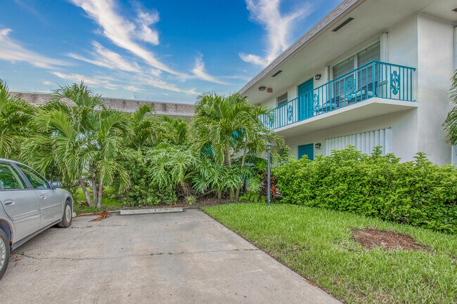 Building Photo - 301 S Lakeside Dr
