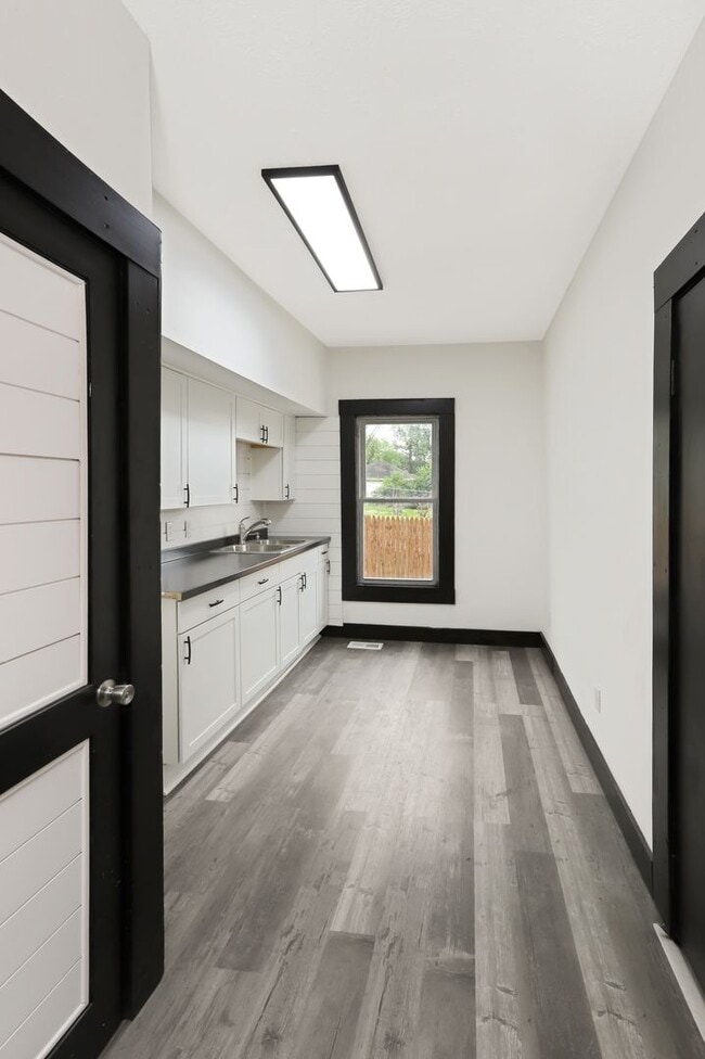Building Photo - Check out this spacious 2bdr home for rent!