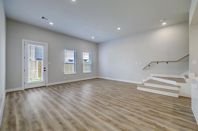 Building Photo - 5822 Cebra St