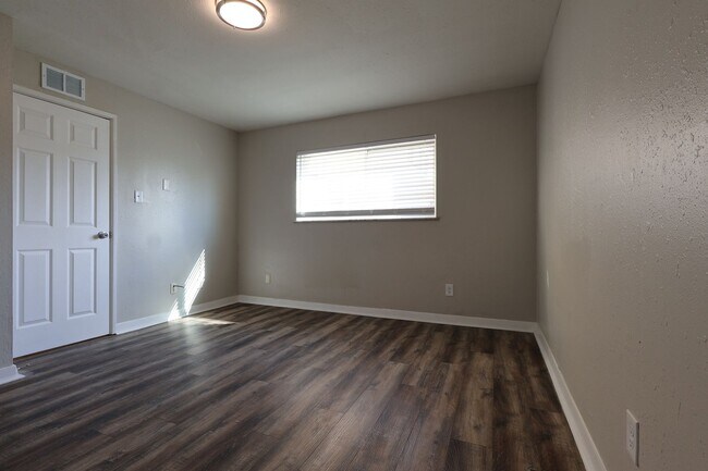 Building Photo - Beautiful 1 Bedroom w/ Off-Street Parking