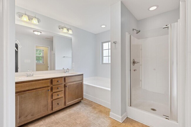 Building Photo - Bridgeport Home with Community Pool!