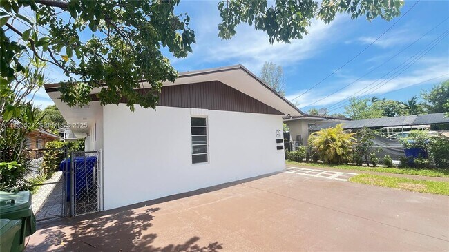 Building Photo - 2929 NW 22nd Ct