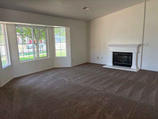Building Photo - Spacious House!!!