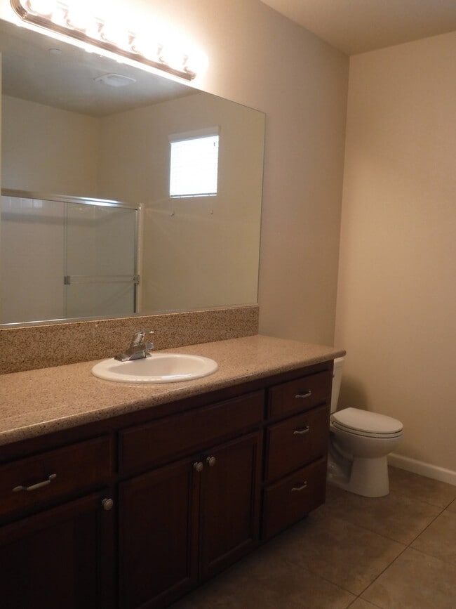 Building Photo - Great 4 Bedroom Condo With Upgrades! Highland Park Subdivision