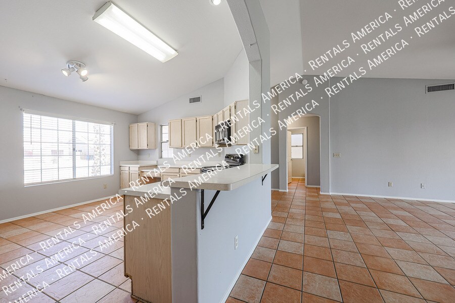 Building Photo - 5515 E Farmdale Ave