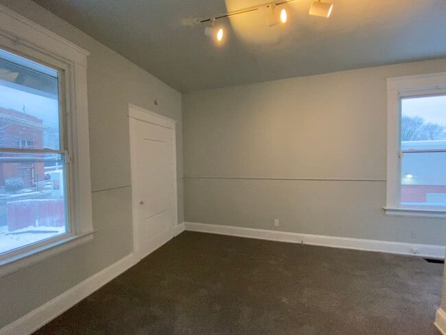 Building Photo - CENTRALLY LOCATED 6 BEDROOM 2 BATH OVER 2200 SQ FT!