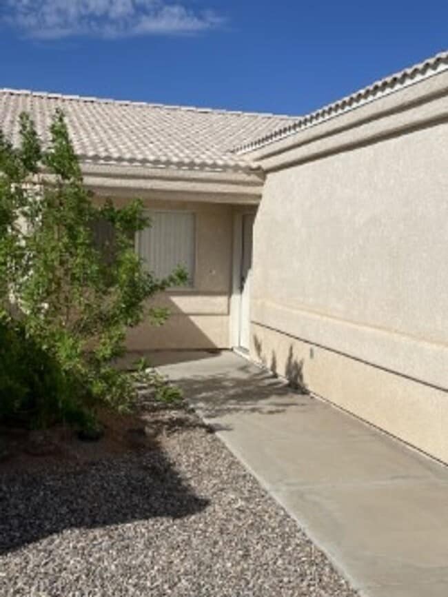 Building Photo - 711 Delta Dr
