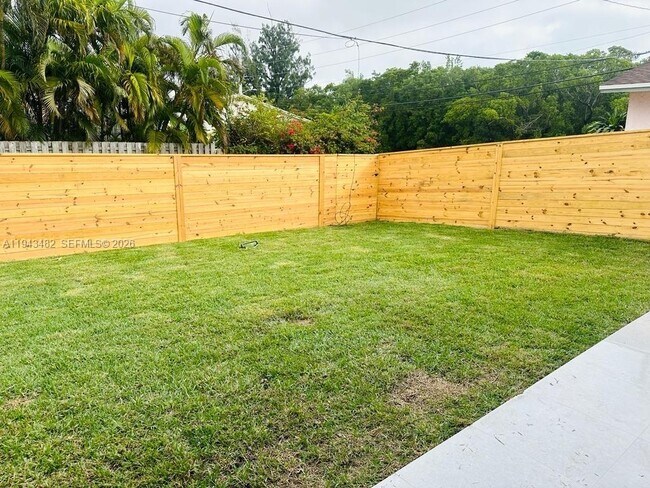 Building Photo - 641 NE 2nd St