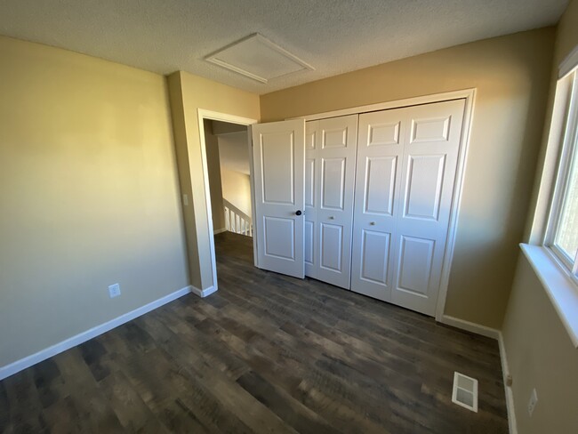 Upstairs bedroom - 3955 Glenhurst St