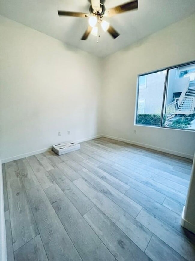 Building Photo - 2305 W Horizon Ridge Pkwy