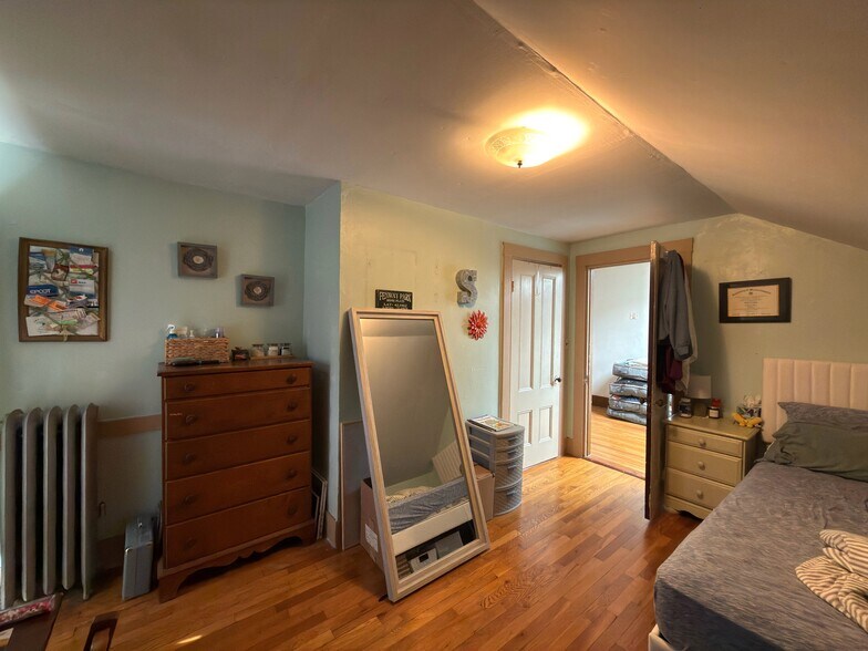 Building Photo - 19 Strathmore Rd