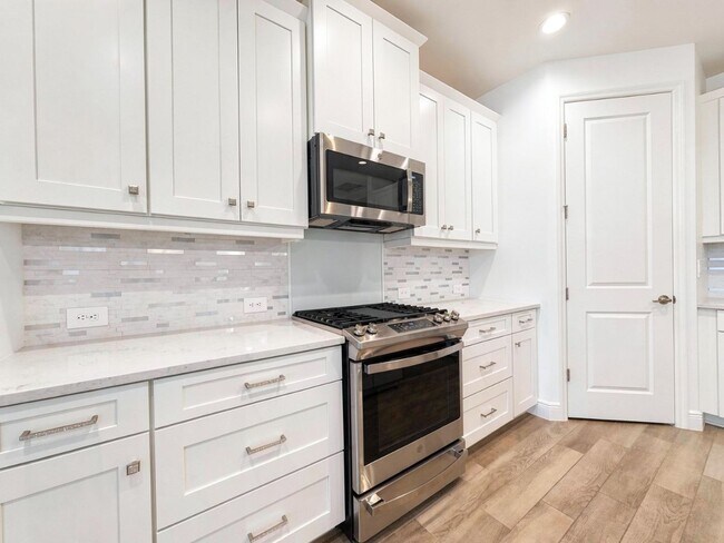 Building Photo - Lake View attached villa 2 bed/2 bath and a den