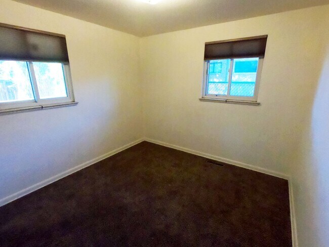 Building Photo - 2345-2347 Goss