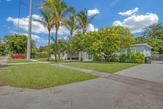 Building Photo - 571 Lee Dr