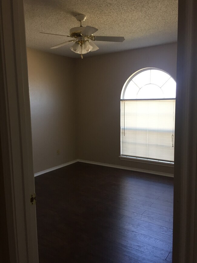 Building Photo - 6101 9th Dr