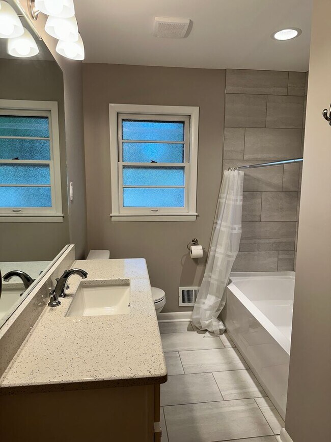 Building Photo - 708 Cave Mill Rd