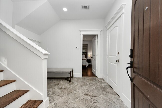 Building Photo - 916 W 20th St