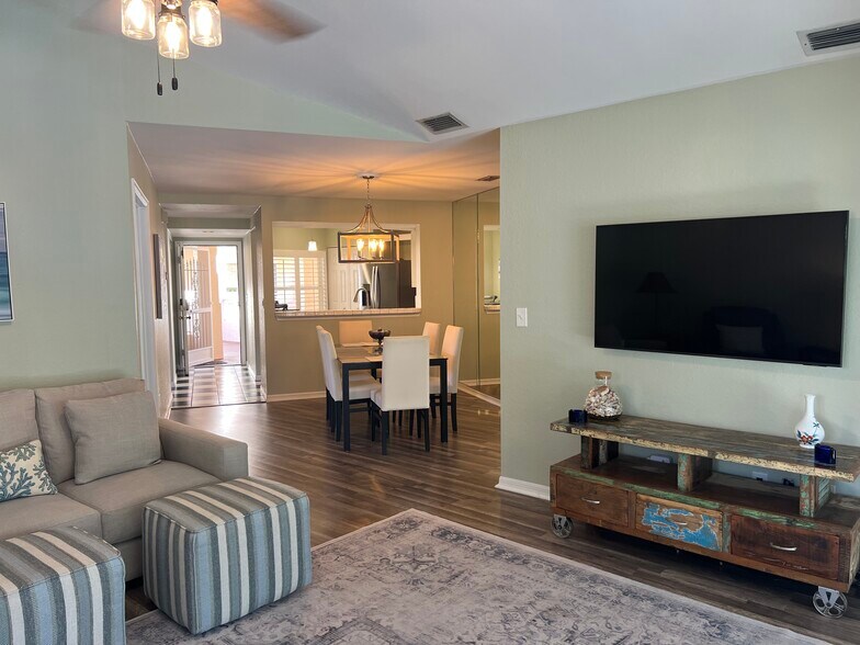 Den/dining - 1096 Woodshire Ln