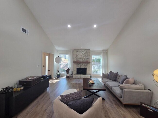 Building Photo - 603 Serramonte Dr