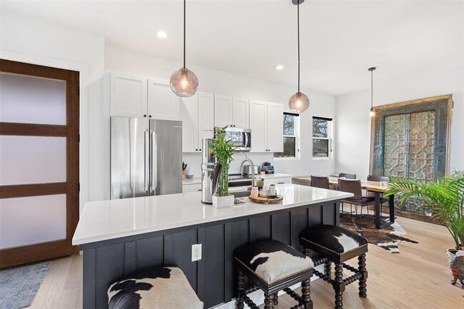 Building Photo - 4800 Vinson Dr