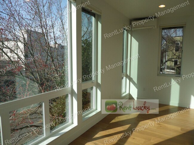 Building Photo - Spectacular VIEW 2 Bedroom+Den Townhome, Zoned For Residential & Commercial Use! Live and Work in...