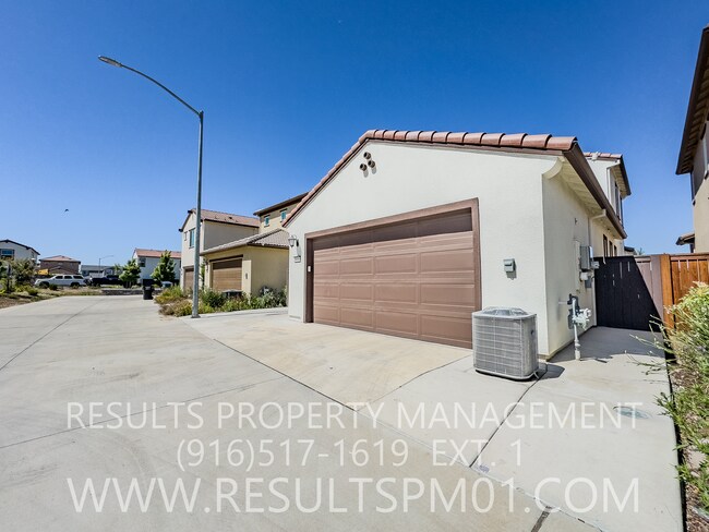 Building Photo - Antelope 3 Bed 2.5  Bath Beauty