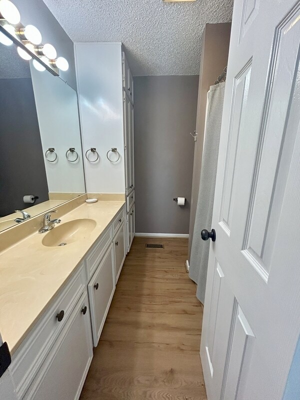 Building Photo - 300 Lucy Ln