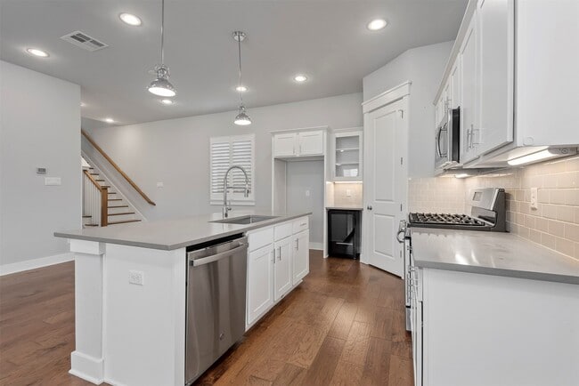 Building Photo - 909 Oak St