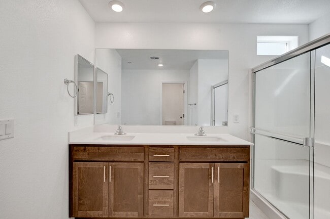 Building Photo - Like New Townhome at Falcon Ridge