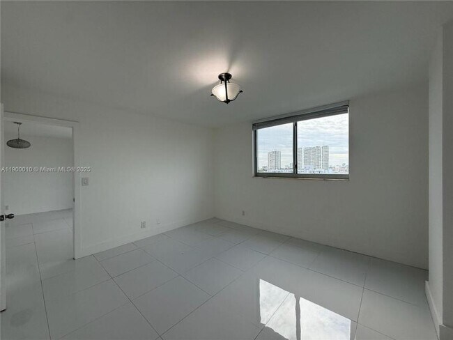 Building Photo - 2 bedroom in Sunny Isles Beach FL 33160