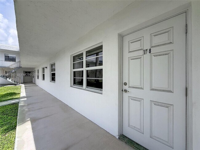 Building Photo - 6211 SW 37th St