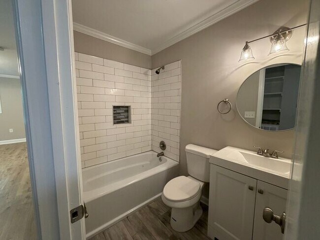 Building Photo - 3 Bedroom 2 Bath