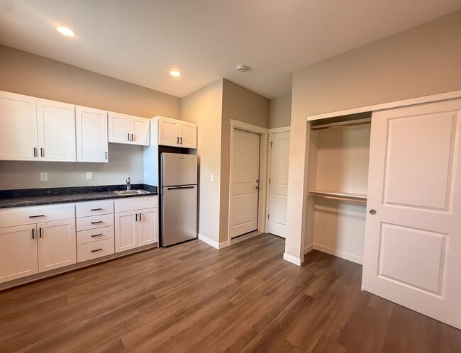 Building Photo - SAW3781