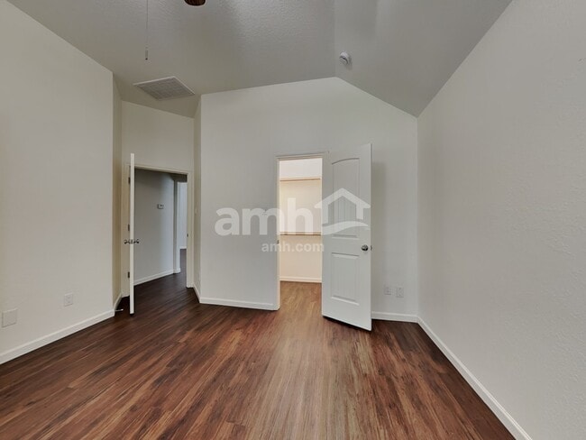 Building Photo - 232 Country Crossing Cir