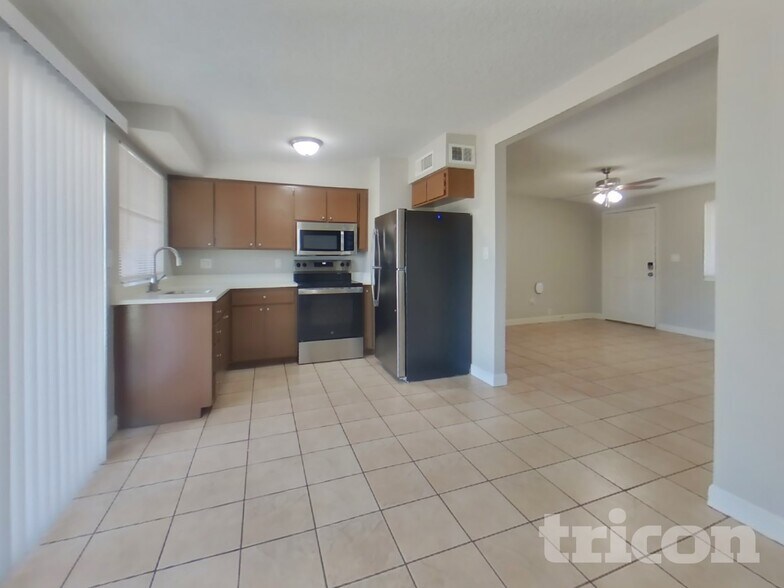 Building Photo - 2932 W Caribbean Ln