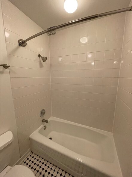 bathroom - 1114 W Belmont Ave