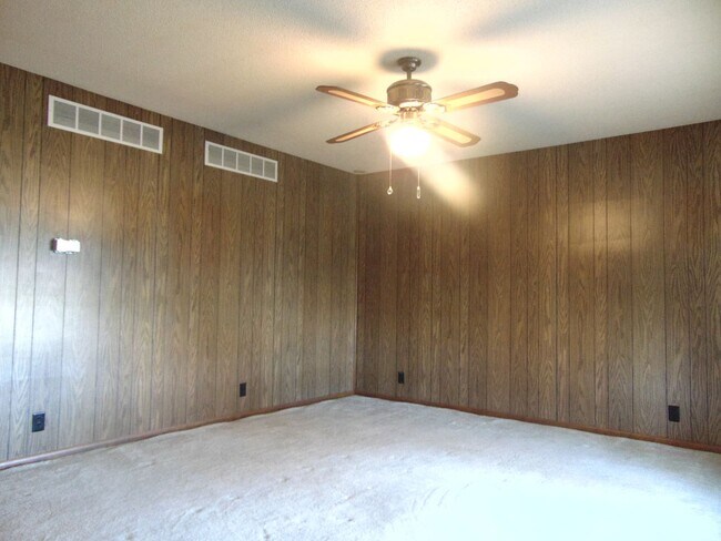 Building Photo - Fayette Family Farm House!