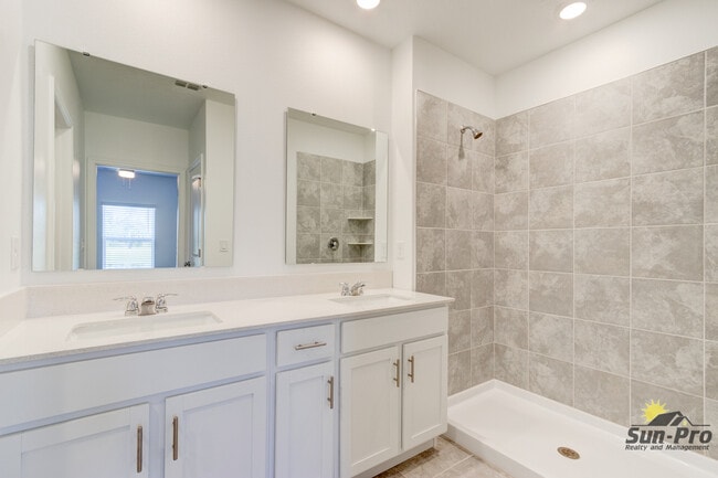 Building Photo - 2123 Green Valley St