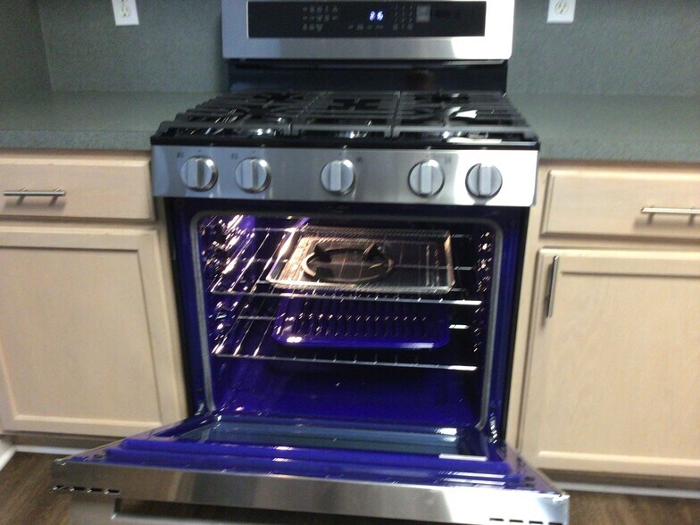 Brand new 5 burner stove with built in air fryer - 2913 Whisper Oaks Ln