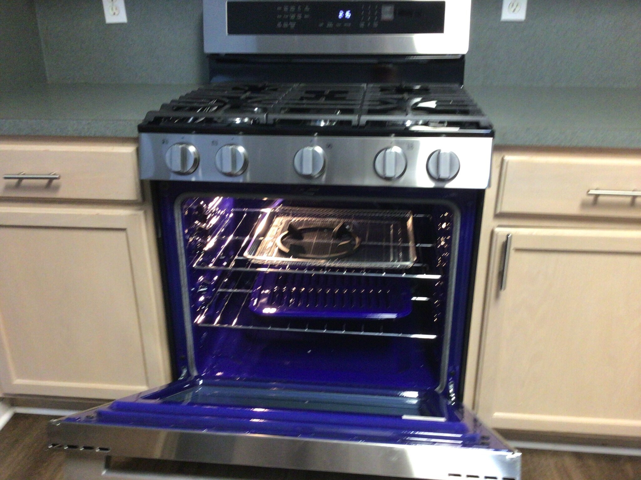 Brand new 5 burner stove with built in air fryer - 2913 Whisper Oaks Ln
