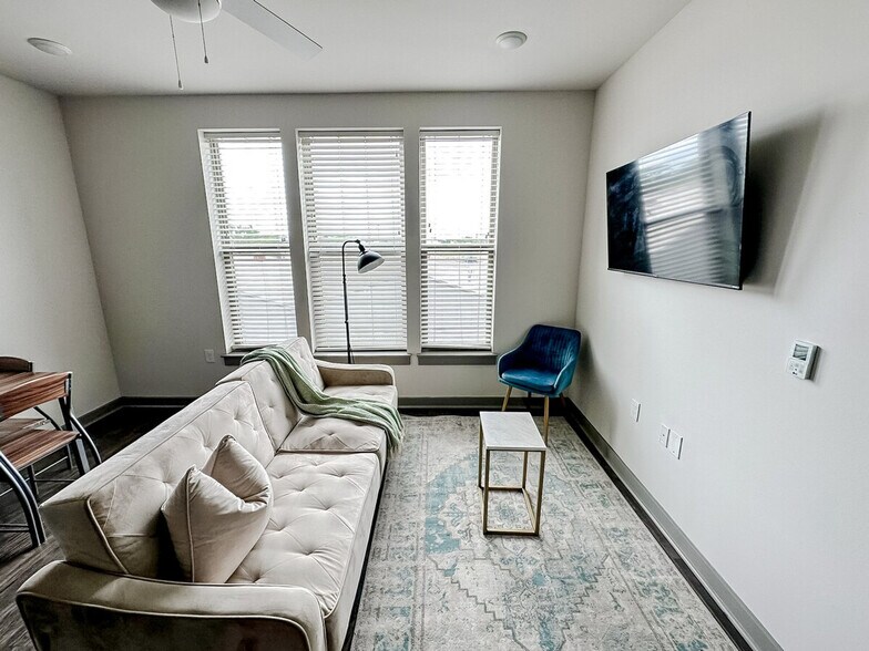 Building Photo - 111 E 4th St